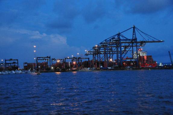 Passando pela Sociedade Portuária de Cartagena, na Colômbia (vista do veleiro que nos levará ao Panamá)